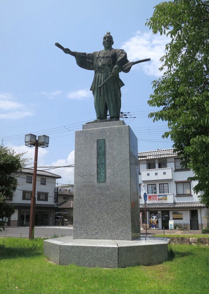 02 Oda-Nobunaga-statue