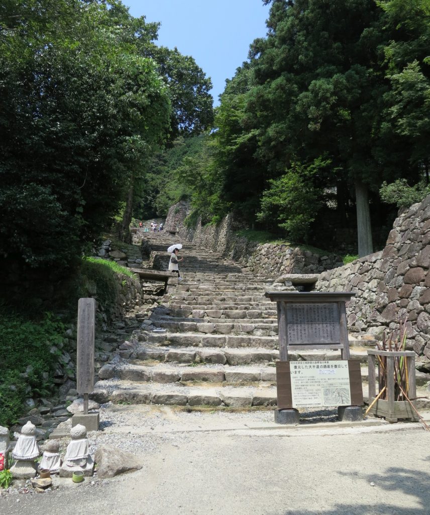 03 Azuchi-castle-stone-stairway